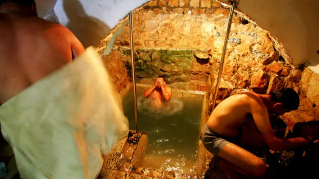 Kabbalah, nhánh huyền bí của Do Thái giáo, đã phát triển ở Tzfat trong hàng trăm năm. Khi người Do Thái bị trục xuất khỏi Tây Ban Nha vào năm 1492, một số người trong số họ đã tới định cư ở Tzfat, trong số đó có các học giả và những người tin vào những điều thần bí chuyên nghiên cứu Kabbalah. Hành trang của họ mang theo là niềm đam mê đối với Kabbalah và chẳng lâu sau đó một vài trường phái Kabbalah đã hình thành ở đây. Hình: Thực hiện nghi lễ tắm nước đá tại một đền thờ Kabbalah ở Tzfat.