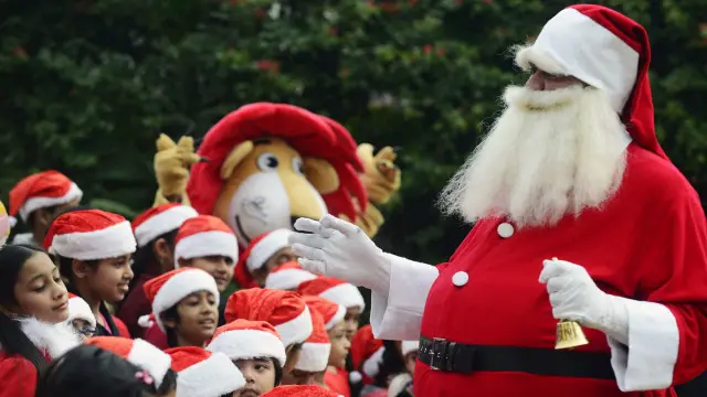سانٹا تھوڑا کنفیوژڈ ہے کہ کرسمس پر اس کی باتیں کم ہو رہی ہیں