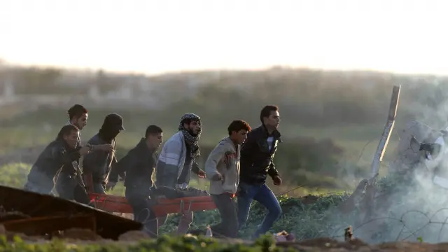 گروهی از فلسطینیان در نزدیکی مرز غزه با اسرائیل، با نیروهای امنیتی این کشور درگیر شدند