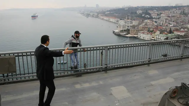 Menurut laporan media lokal, pria tersebut mengalami depresi karena 'masalah keluarga'.