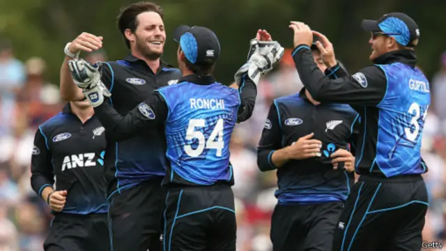 سری لنکا کا آغاز اچھا نہ تھا اور صرف 65 رنز کے مجموعی سکور پر اس کے چھ کھلاڑی پویلین لوٹ گئے