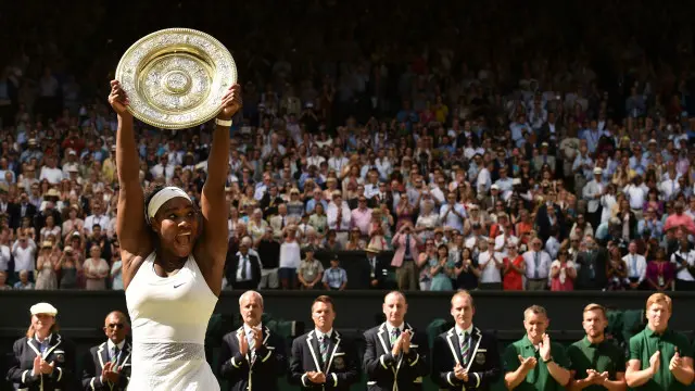 انڈین ویلز ٹینس گارڈن کے سی ای او ریمنڈ مور نے خواتین ٹور (ڈبلیو ٹی اے) کے بارے میں کہا تھا کہ عورتیں مردوں کی کامیابیوں کی وجہ سے آگے بڑھتی ہیں