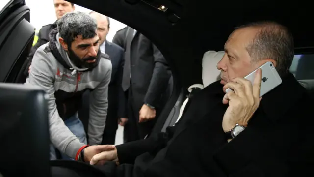 意图自杀的男子与土耳其总统埃尔多安