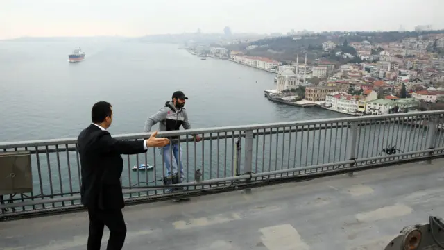 男子站在博斯普鲁斯大桥桥边