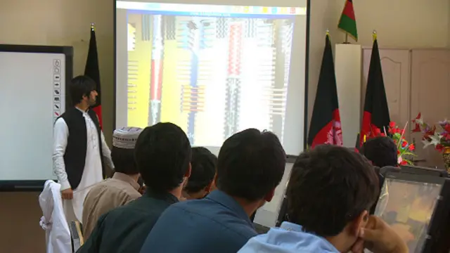 مقام های افغان می‌گویند که دیجتال شدن کتابهای درسی مدرسه را برای شاگردان جذاب می‌سازد 