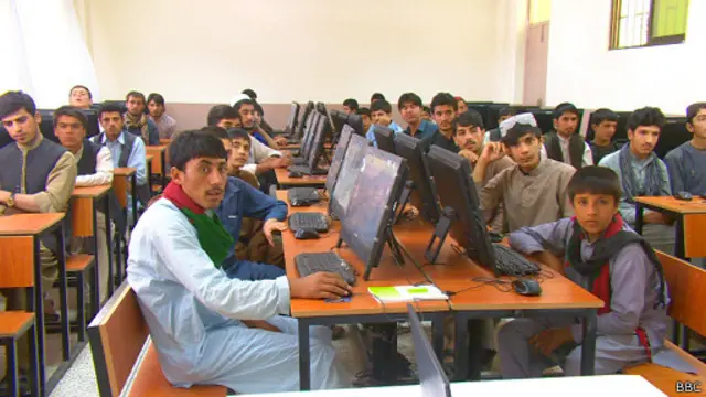 هنوز در مناطق زیادی از افغانستان مدارس مواد درسی کافی و ساختمان ندارند