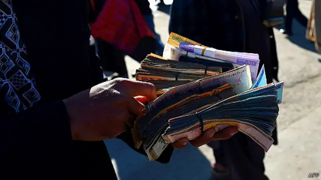 ازرش افغانی در این روزها در مقابل دلار به شدت کاهش یافته است 