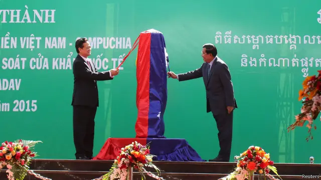 Hai thủ tướng Campuchia và Việt Nam trong một sự kiện về biên giới lãnh thổ giữa hai nước vào năm 2015.