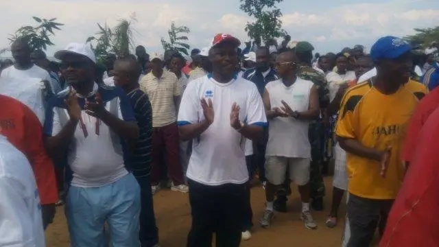 Icegera ca mbere c’umukuru w’igihugu Gaston Sindimwo (ari hagati kw’ifoto n’agakofero gatukura)