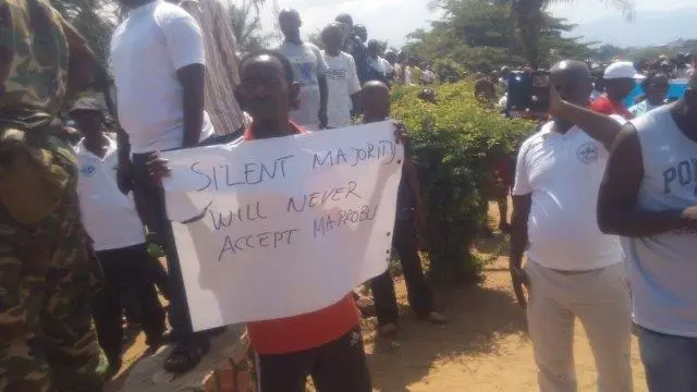 Bamwe mu bari mu myiyerekano bari bafise ivyapa.