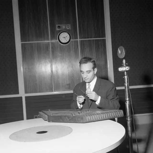 فرامرز پایور، نوازنده و آهنگساز ایرانی، در حال اجرا برای رادیو بی‌بی‌سی فارسی 