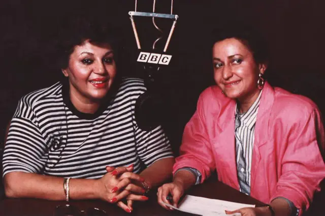 فتانه، مجری برنامه‌های موسیقی و سرگرمی بی‌بی‌سی با هایده، خواننده سرشناس ایرانی گفت و گو می‌کند