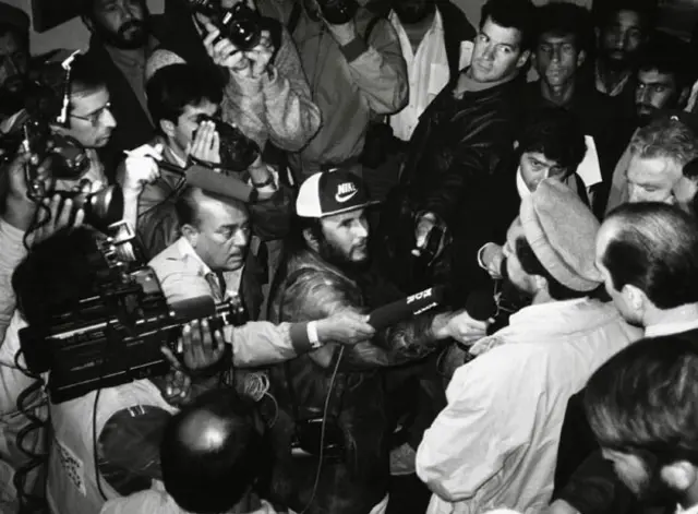 میرویس جلیل گزارشگر سرویس‌های فارسی و پشتوی بی‌بی‌سی در حال مصاحبه با احمد شاه معسود، وزیر دفاع وقت افغانستان. میرویس جلیل در تاریخ ۲۹ ژوئیه ۱۹۹۴ در افغانستان کشته شد.