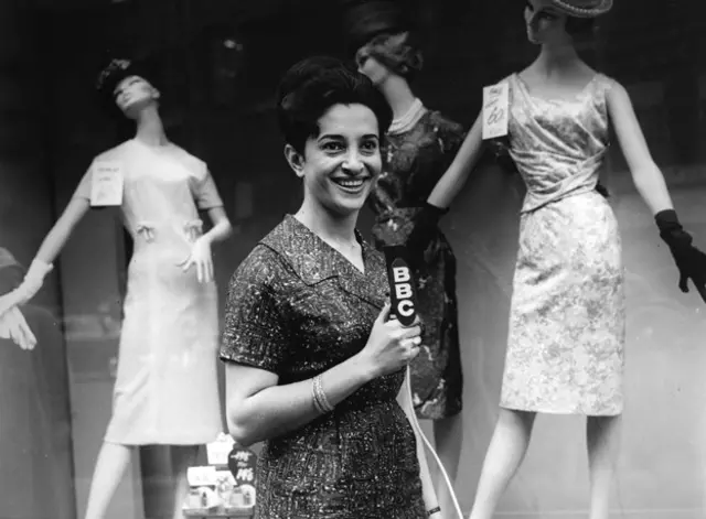 پروین صرفیه در حال تهیه گزارشی درباره مد برای برنامه زنان 