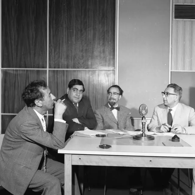 کارکنان بخش فارسی بی‌بی‌سی در اتاق خبر بوش هاوس، حسین دره‌باغی، مجید مسعودی، ابوالقاسم طاهری و عباس دهقان
