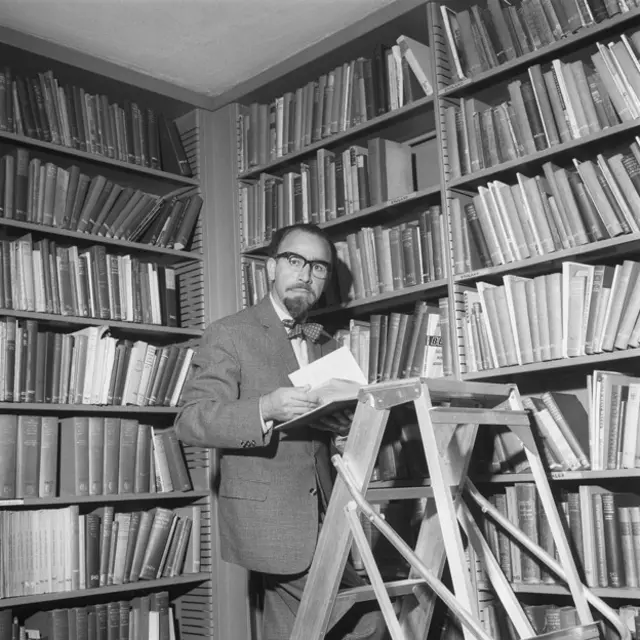 ابوالقاسم طاهری در حال جست‌وجو در کتابخانه ساختمان بوش‌هاس بی‌بی‌سی