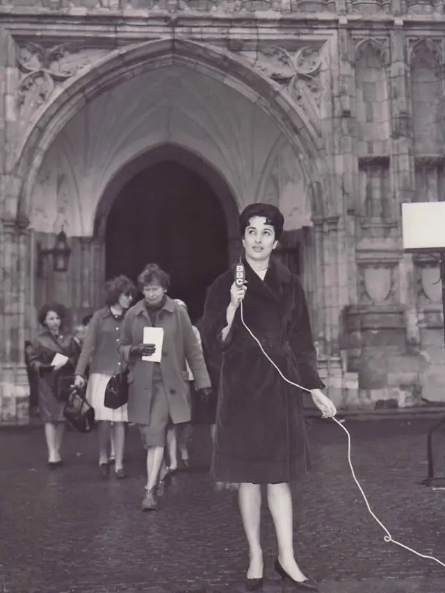 پروین صرفیه مراسم عروسی شاهزاده آلکساندرا را از کلیسای وست مینستر برای شنوندگان رادیوی فارسی بی‌بی‌سی گزارش می‌کند