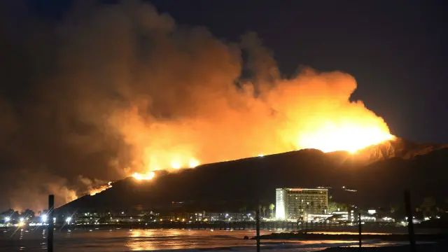 ألسنة اللهب تتراءى من بعيد في سوليمار