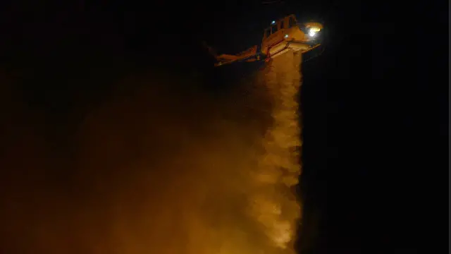 طائرة عمودية تفرغ حمولتها من المياه على ألسنة النيران في سوليمار بيتش