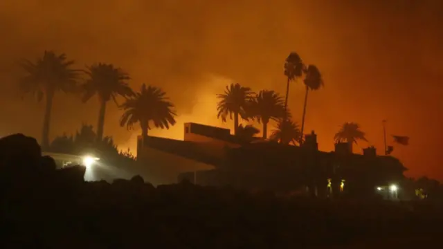 السلطات رحلت سكان سوليمار بيتش قسرا بسبب الحريق