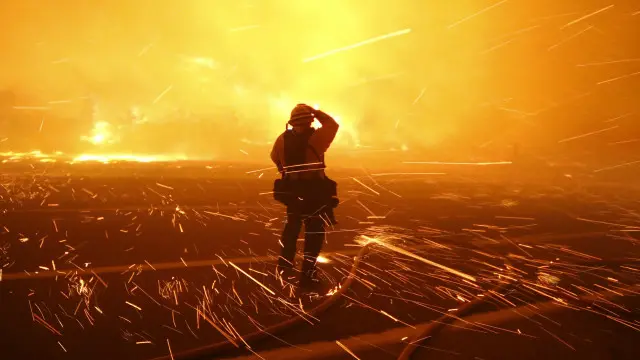 مصور الحرائق، تود سودماير، يواجه لفحات النيران في سوليمار بيتش