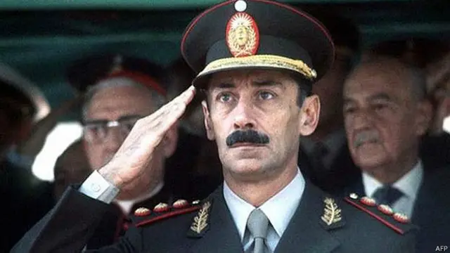 خورخه رافائل ویدلا، چهل و سومین رئیس جمهوری آرژانتین بود که با کودتا به قدرت رسید. او در حد فاصل سالهای ۱۹۷۶ تا ۱۹۸۱ قدرت را در دست داشت. پس از بازگشت نظام دموکراتیک به آرژانتین او به اتهام جنایت علیه بشریت محاکمه شد و تا هنگام مرگش در سال ۲۰۱۳ در حبس بود.