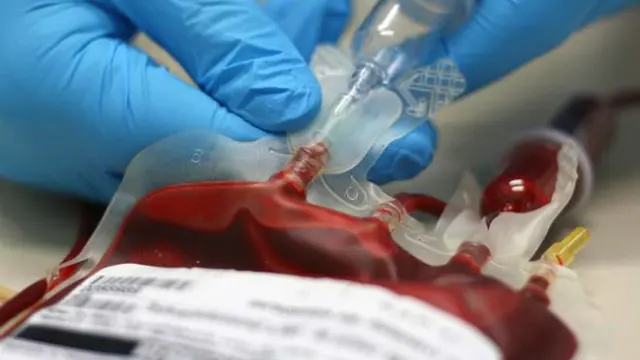 په نړۍ کې د هغو کسانو شمېر چې وینې ته د اړتیا لري د هغو کسانو په پرتله په چټکۍ سره لوړېږي چې خپله وینه نورو ته ورکوي.