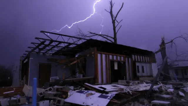 阿拉巴马州伯明翰市一处被龙卷风破坏民宅上方出现雷击（25/12/2015）