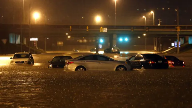 阿拉巴马州伯明翰市一处街道被洪水淹浸（25/12/2015）