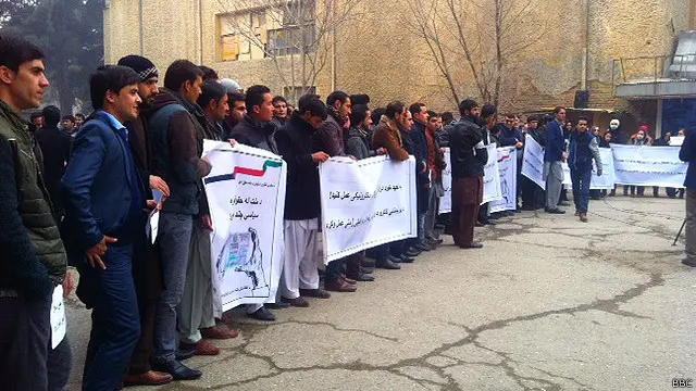 اعتراض کوونکو په خپلو شعارونو کې ویل چې خلکو ته کار پیدا کول د دولت مسؤلیت دی او که له کاره لري کول.