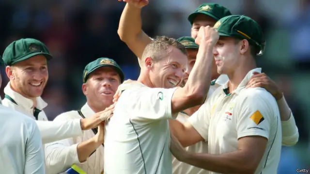 آسٹریلیا کی جانب سے پیٹنسن، ناتھن لیون اور پیٹر سیڈل نے دو دو وکٹیں حاصل کیں