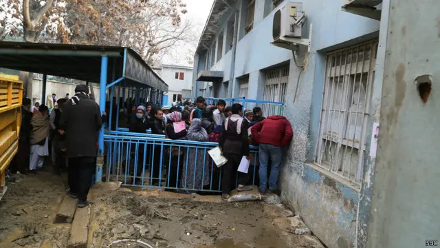 روزانه هزاران نفر برای تثبیت هویت و تایید شناسنامه‌های‌شان به اداره ثبت احوال نفوس افغانستان مراجعه می‌کنند