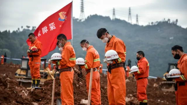 深圳光明新区楼房倒塌现场消防人员在“头七”哀悼仪式上默哀（新华社图片26/12/2015）