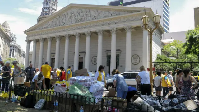 Recogiendo donaciones para damnificados por las inundaciones en Argentina