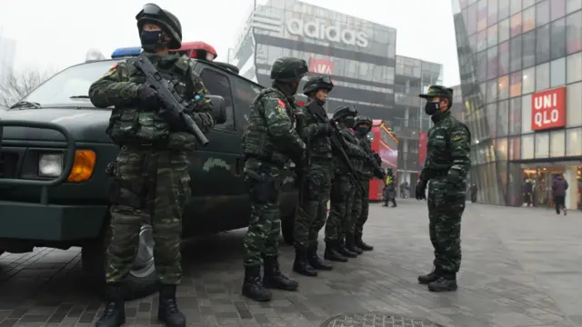 北京三里屯公安部雪豹突击队警员持枪戒备(24/12/2015)
