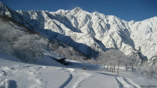 Daerah Hakuba yang terkenal dengan aktivitas selancar salju. 