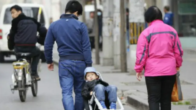 2016年1月1日開始實行修改後的計生法，中國提倡一對夫妻生育兩個子女。