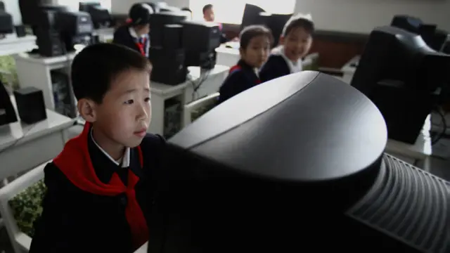 Школьники за компьютерами в Северной Корее