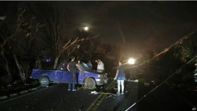 طوفان کے باعث گاڑیاں الٹ گئی ہیں اور درخت اکھڑ گئے ہیں