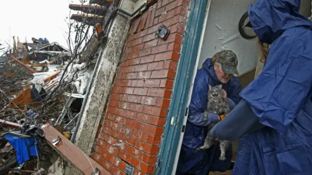 د تکساس والي ګرېګ ابوټ، دالاس او درې نورې سیمې ناورین ځپلې سیمې اعلان کړي دي