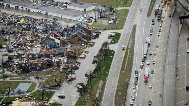 توپان په ټکساس کې ونې نړولې، موټرونه یې له منځه وړې او ورسره یې د څو کلیساګانو ودانۍ هم ویجاړې کړې دي