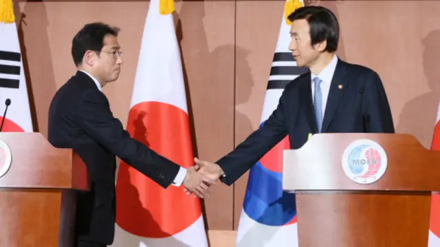 日本外务相岸田文雄在首尔与韩国外长尹炳世举行会谈,就两国之间的慰安妇问题的解决达成了一致。