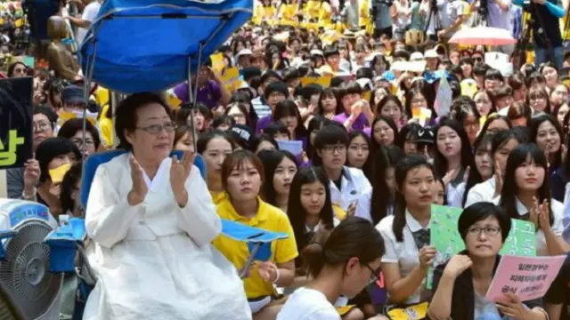 نشطاء في قضية نساء المتعة يحتجون أمام السفارة اليابانية في سيول