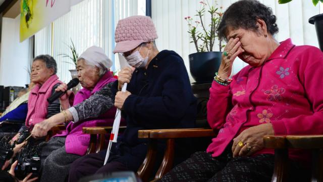 光州「分享之家」養老院內韓國慰安婦倖存者收看日韓外長記者會（28/12/2015）