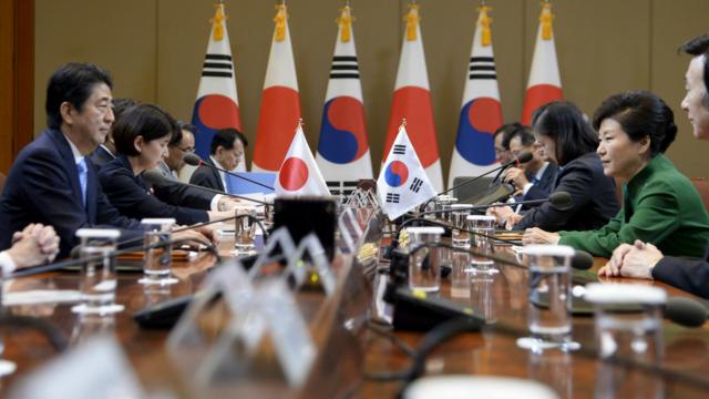 朴槿惠（右）在首爾青瓦台總統府會見安倍晉三（2/11/2015）