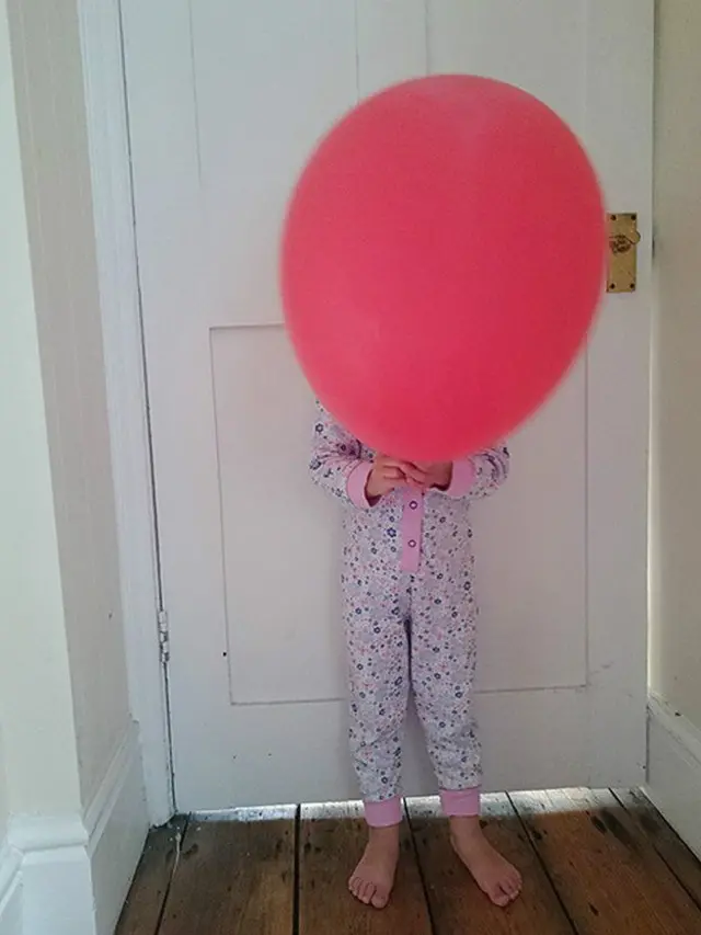Niña con globo en mano