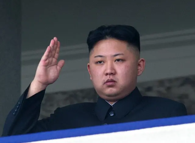 Ким Чен Ын на трибуне