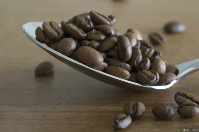 La cafeína se encuentra de forma natural en los granos de café y en las hojas, semillas y frutas de otras 60 plantas.