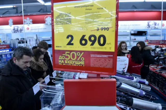 Очередь в магазины во время первого этапа девальвации