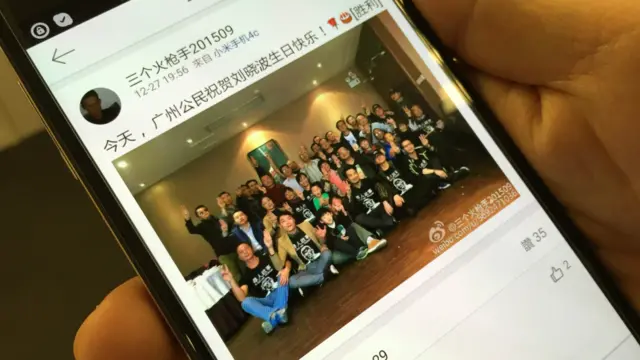 手机显示一群中国活动人士据称在广东广州聚会庆祝刘晓波生日的照片（BBC中文网图片）